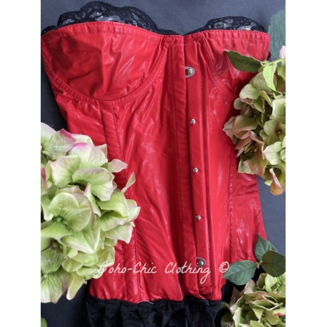 corset "overbust" C125 en PVC rouge avec dentelle noire et 6 jarretelles ajustables larges Axfords - 1